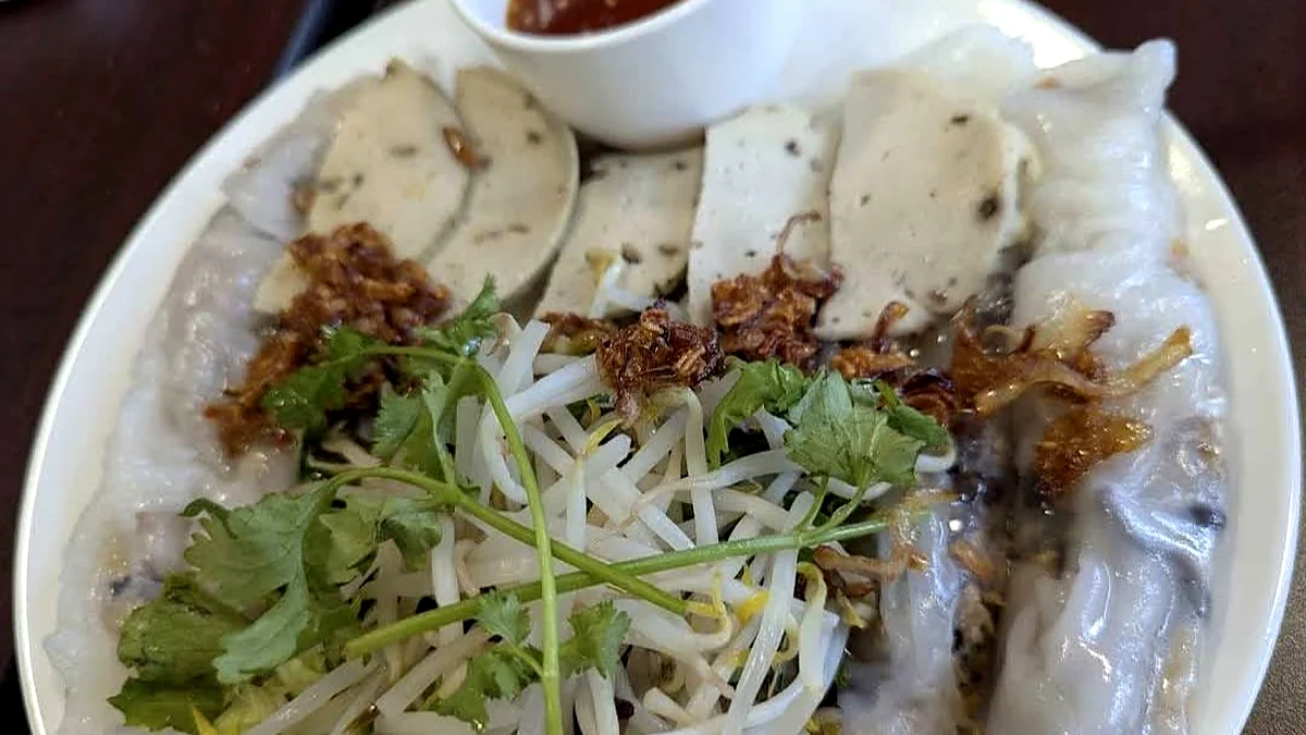 Steamed Rice Rolls: Steamed rice rolls with sliced vegetarian sausage, bean sprouts, herbs and fried shallots